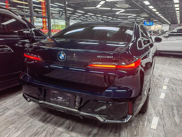 BMW i7