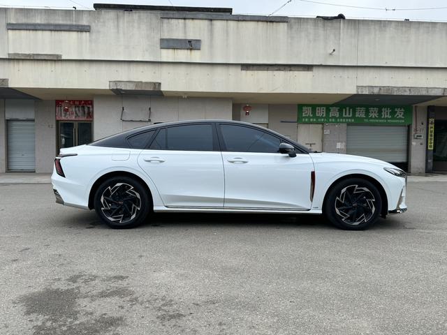 Hongqi H6