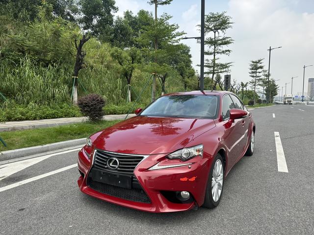 Lexus IS