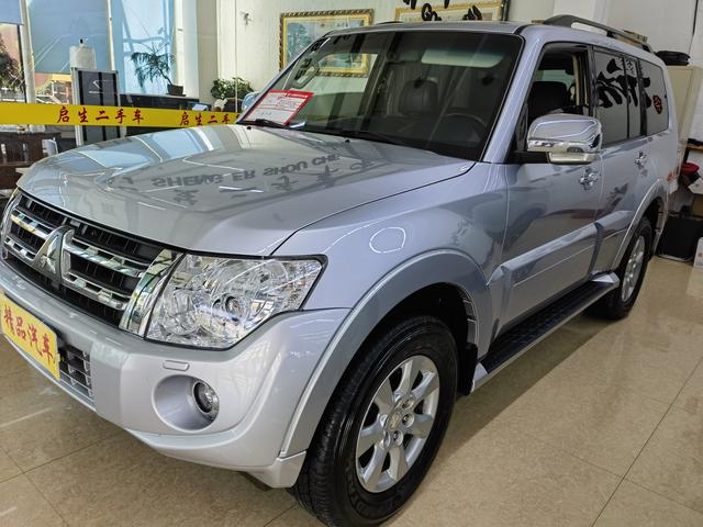 Mitsubishi Pajero (imported)