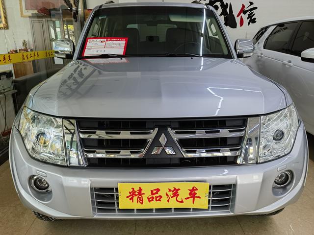 Mitsubishi Pajero (imported)