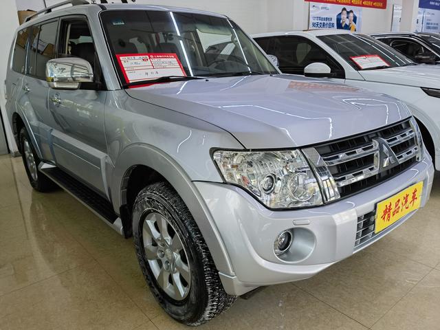 Mitsubishi Pajero (imported)