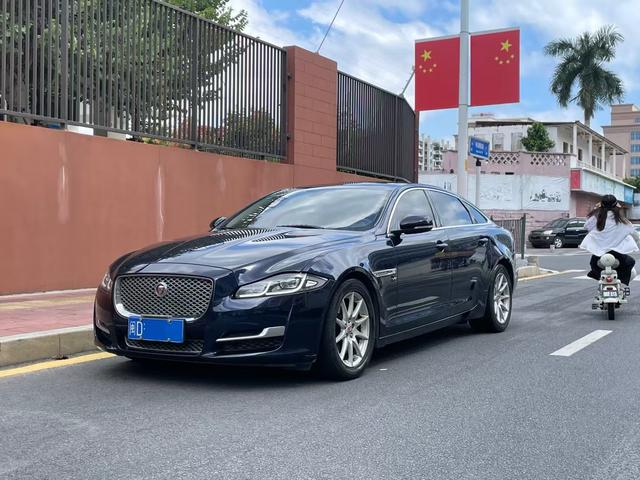 Jaguar XJ