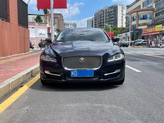 Jaguar XJ