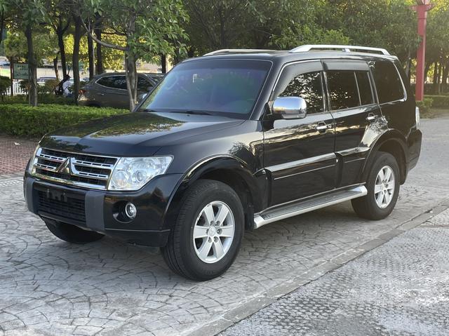 Mitsubishi Pajero (imported)