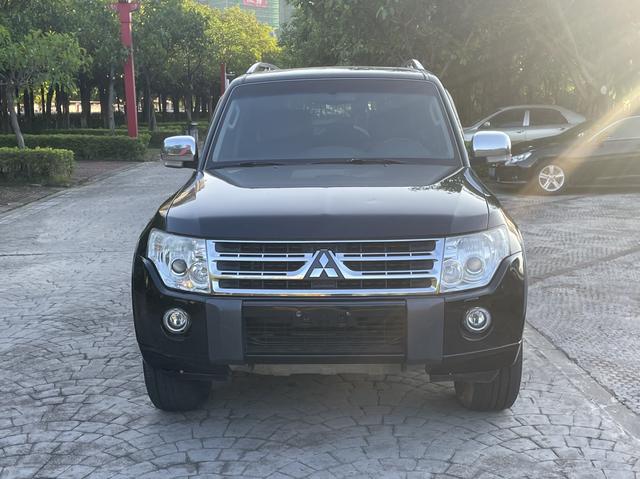 Mitsubishi Pajero (imported)