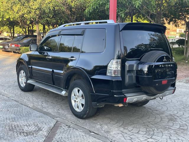 Mitsubishi Pajero (imported)