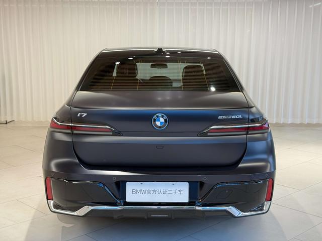 BMW i7