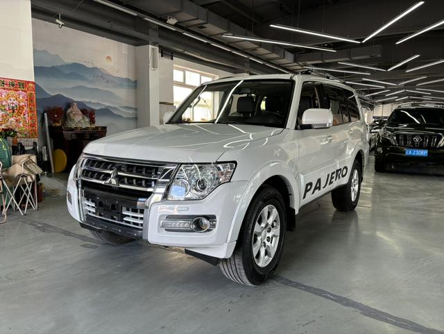 Mitsubishi Pajero (imported)