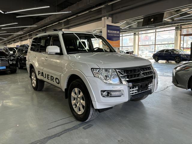 Mitsubishi Pajero (imported)