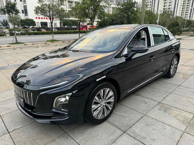 Hongqi E-QM5