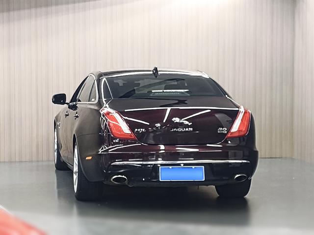 Jaguar XJ