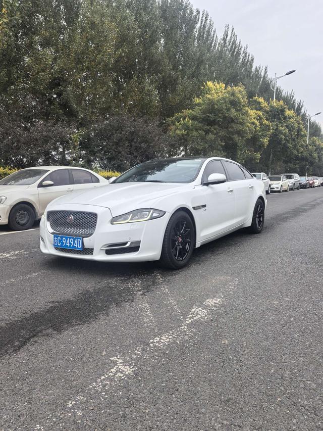 Jaguar XJ