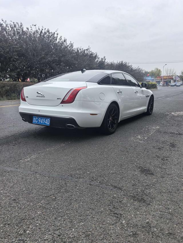 Jaguar XJ