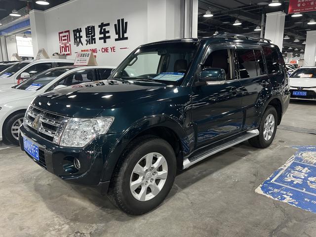 Mitsubishi Pajero (imported)