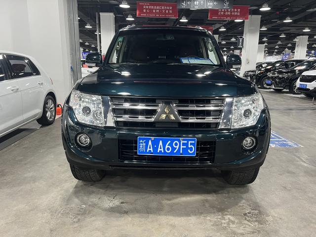 Mitsubishi Pajero (imported)