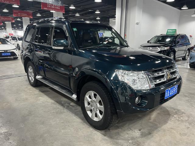 Mitsubishi Pajero (imported)