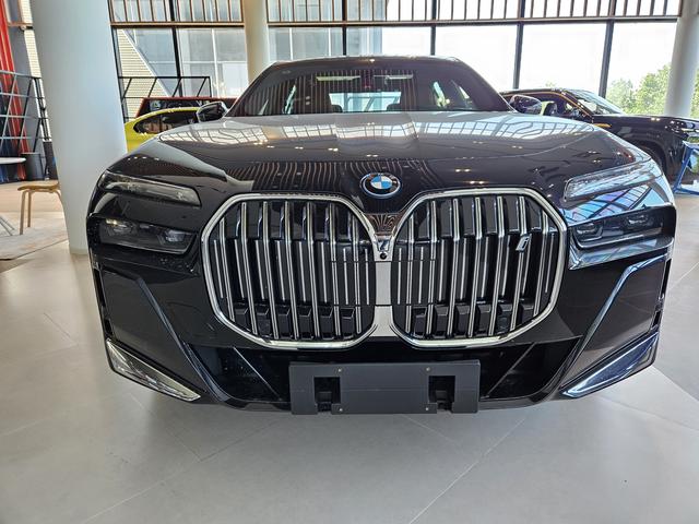 BMW i7