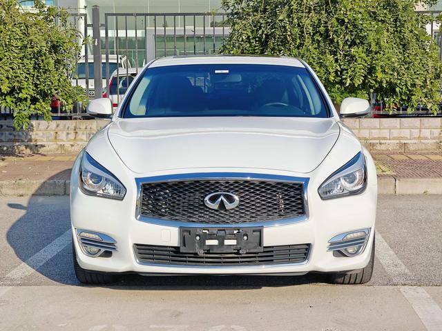 Infiniti Q70