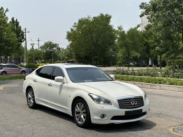 Infiniti Q70