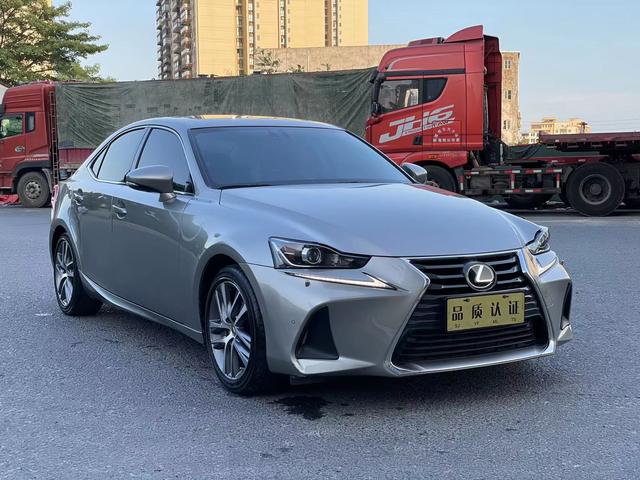 Lexus IS