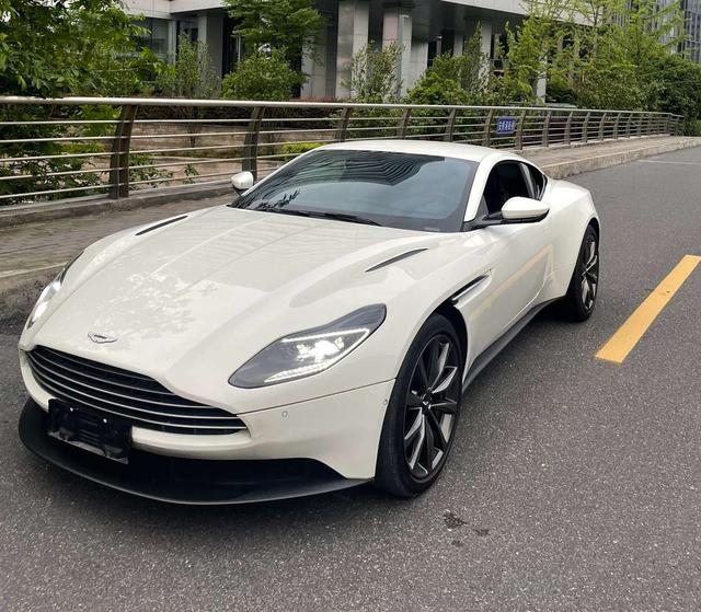 Aston Martin DB11