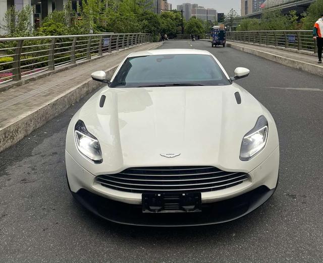 Aston Martin DB11