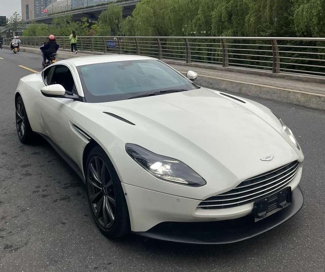 Aston Martin DB11