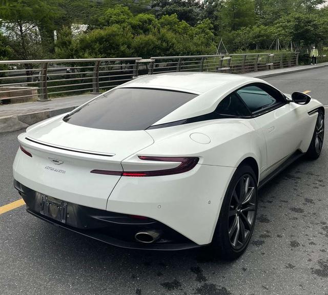 Aston Martin DB11