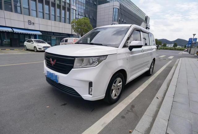 Wuling Hongguang PLUS