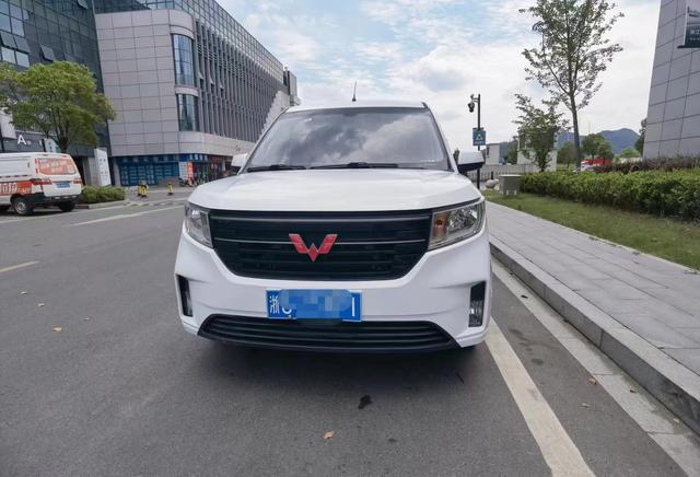 Wuling Hongguang PLUS