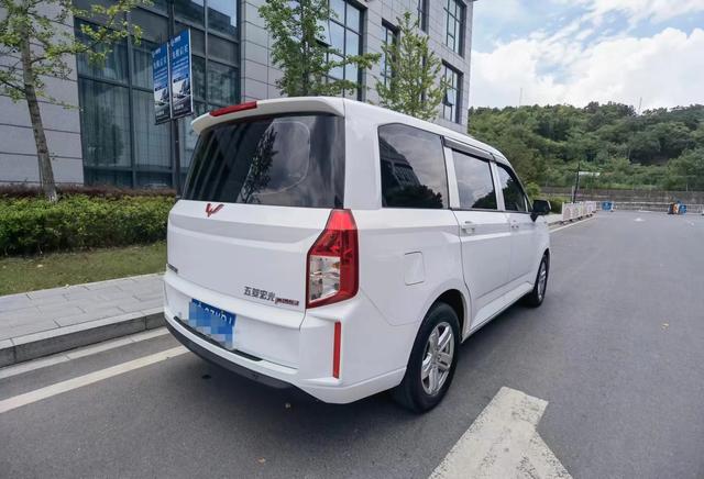 Wuling Hongguang PLUS