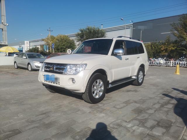 Mitsubishi Pajero (imported)