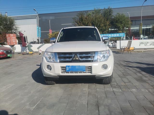 Mitsubishi Pajero (imported)