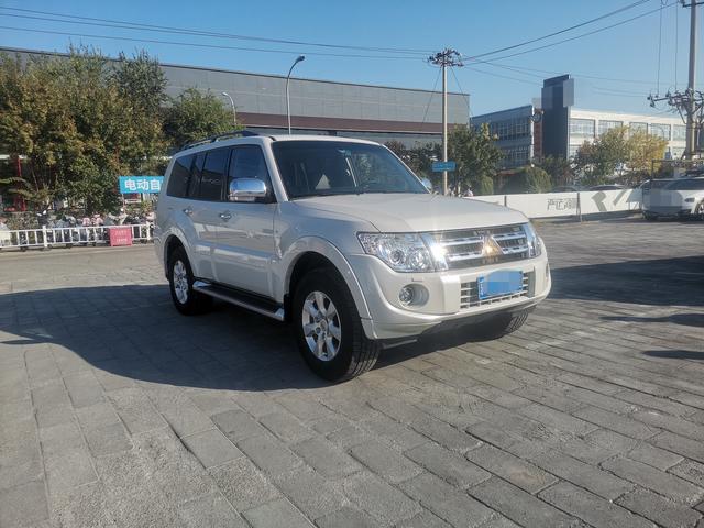 Mitsubishi Pajero (imported)