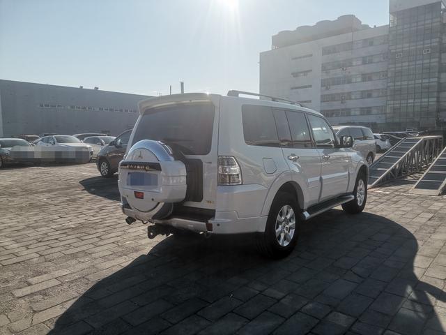 Mitsubishi Pajero (imported)