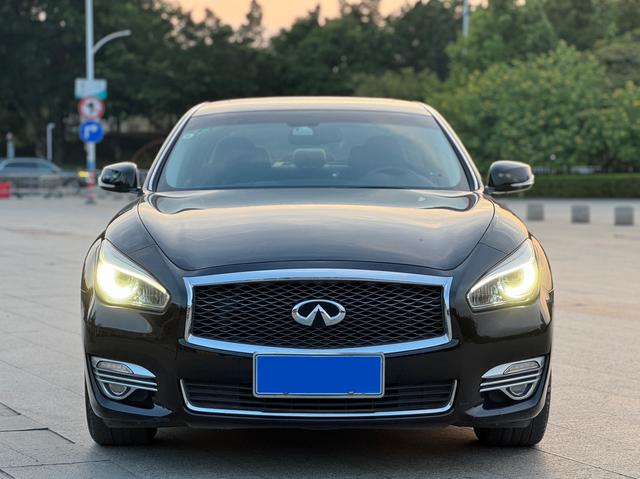 Infiniti Q70