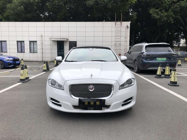 Jaguar XJ