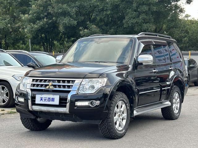 Mitsubishi Pajero (imported)