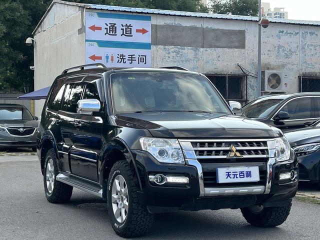 Mitsubishi Pajero (imported)