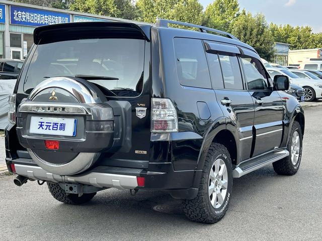 Mitsubishi Pajero (imported)