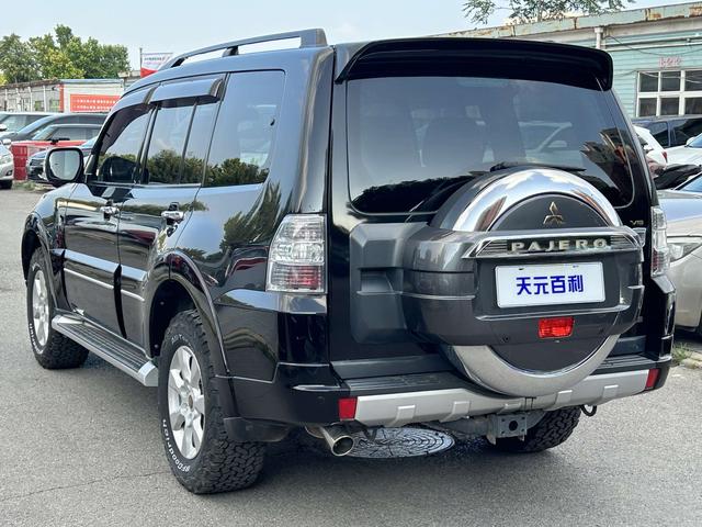 Mitsubishi Pajero (imported)