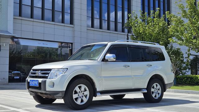 Mitsubishi Pajero (imported)