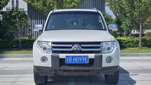 Mitsubishi Pajero (imported)