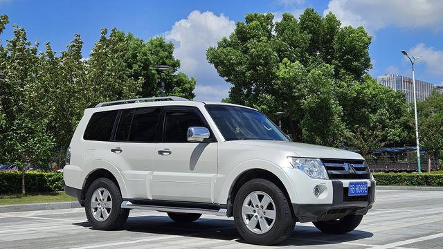 Mitsubishi Pajero (imported)