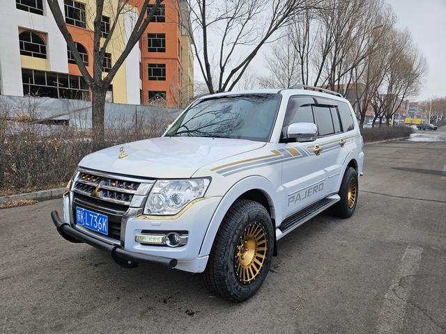 Mitsubishi Pajero (imported)