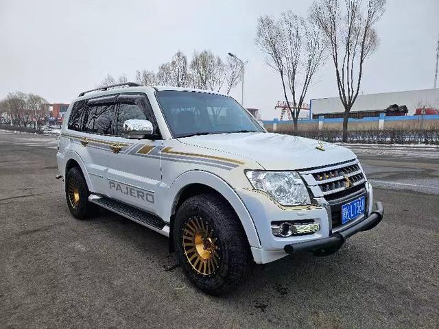 Mitsubishi Pajero (imported)