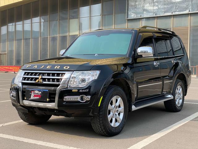 Mitsubishi Pajero (imported)