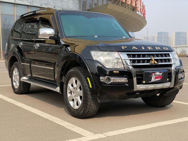 Mitsubishi Pajero (imported)