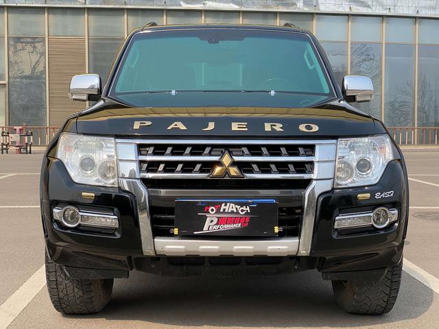 Mitsubishi Pajero (imported)